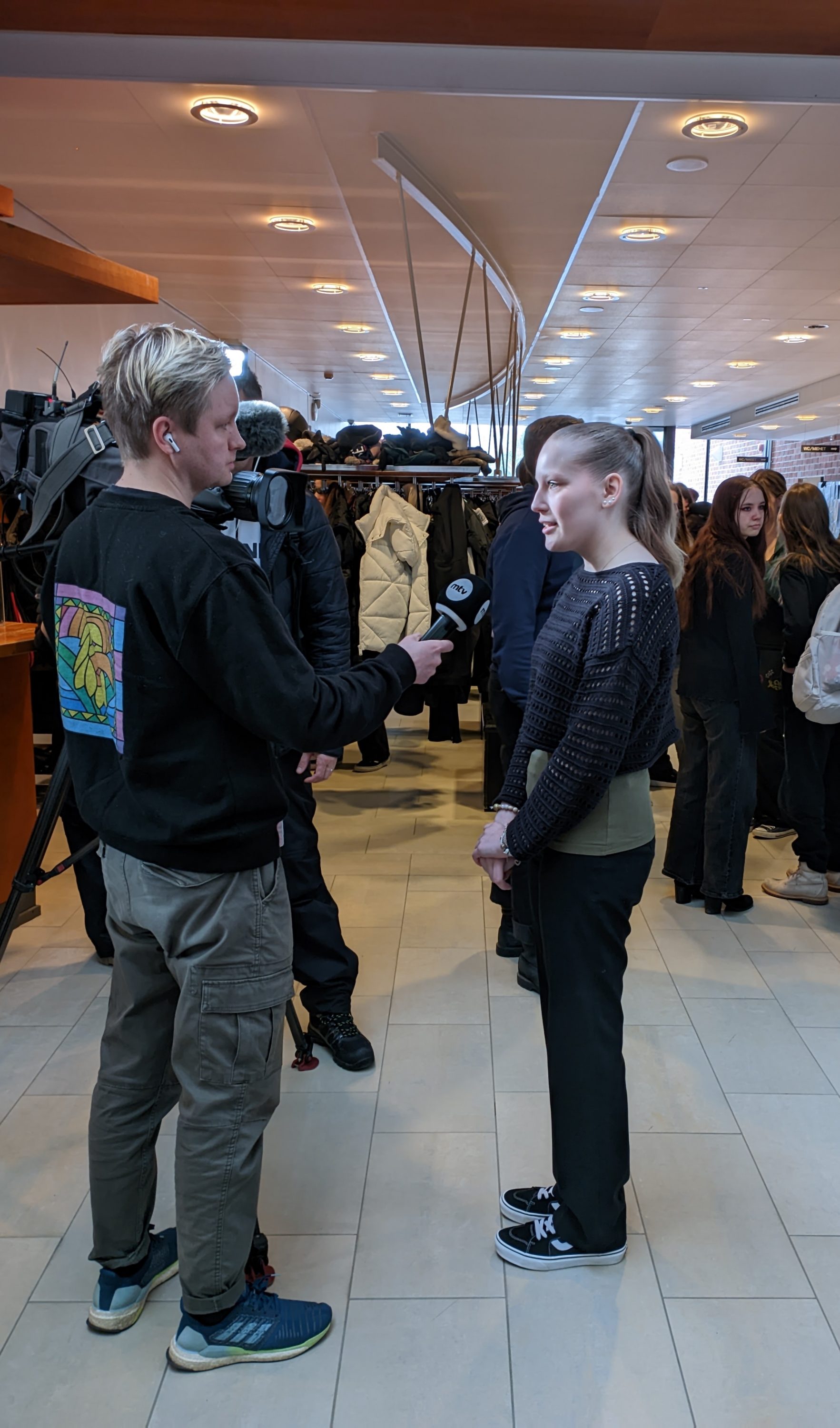 MTV:n toimittajat haastattelevat ulosmarssiin osallistunutta opiskelijaa